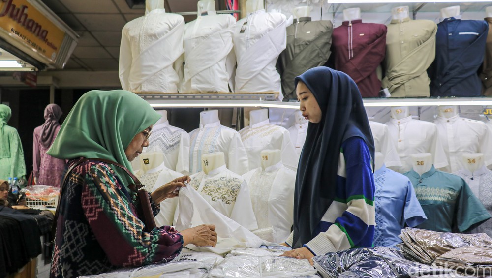 Ramadan Perdana: Tanah Abang Diserbu Pemburu Busana!