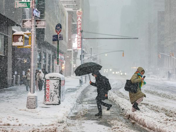 Badai Salju Sisakan Lumpur di Jalanan New York, Ganggu Aktivitas Warga
