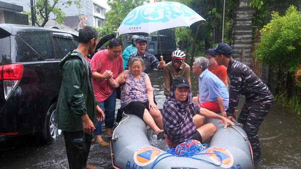 Bali Direndam Banjir, Turis Dievakuasi dengan Perahu Karet