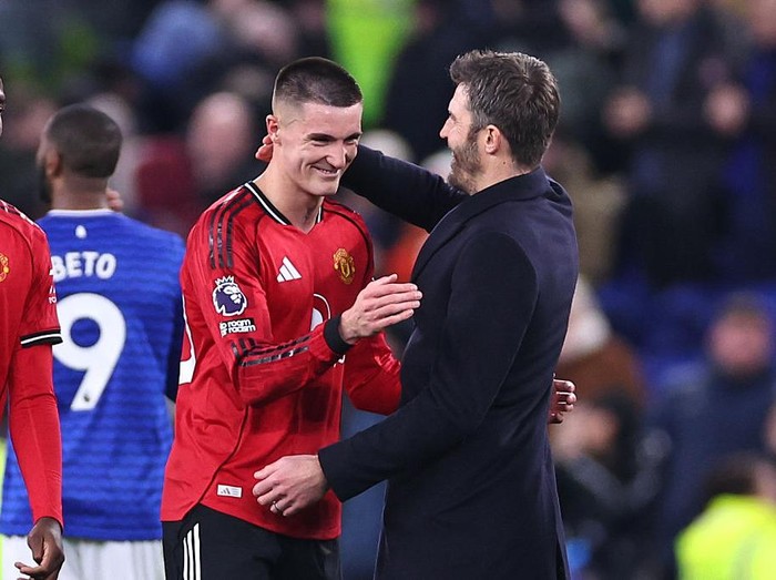 LIVERPOOL, ENGLAND - FEBRUARY 23: Manchester United head coach / manager Michael Carrick celebrates at full time with Benjamin Sesko of Manchester United during the Premier League match between Everton and Manchester United at Hill Dickinson Stadium on February 23, 2026 in Liverpool, United Kingdom. (Photo by Robbie Jay Barratt - AMA/Getty Images)