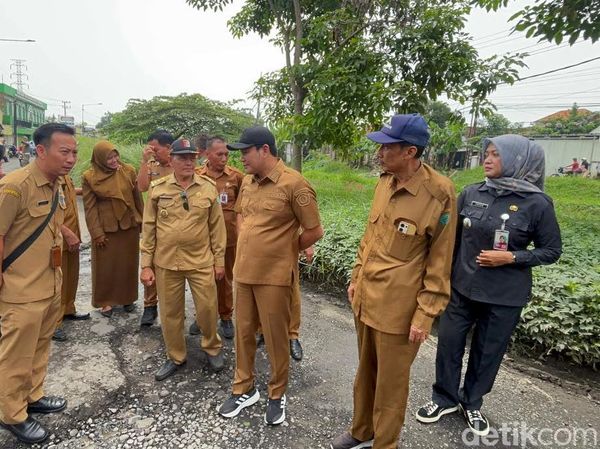 Bupati Subandi Sidak Perbaikan Jalan Rusak di Sidoarjo