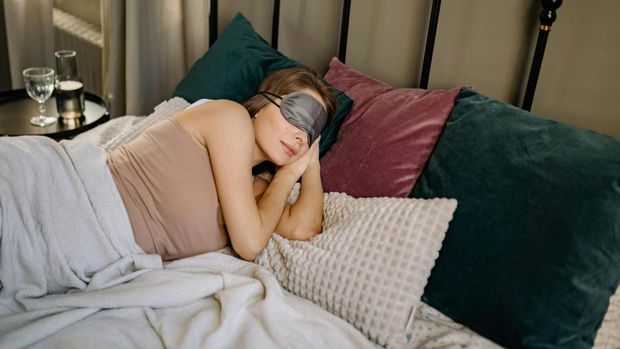 Ciri kepribadian orang yang tidur dengan banyak bantal selanjutnya adalah mereka sosok yang berpikiran terbuka dan fleksibel. Mereka biasanya akakn menata beberapa bantal, berusaha mencoba berbagai posisi tidur untuk menemukan susunan dan posisi yang sempurna.