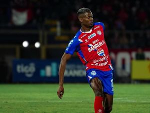 Momen Haru Pesepakbola Lamar Kekasih di Stadion, eh Gak Lama Putus!