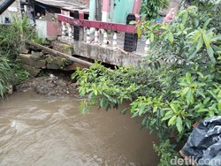 Fondasi Jembatan di Depok Rusak, Warga Harap Segera Diperbaiki