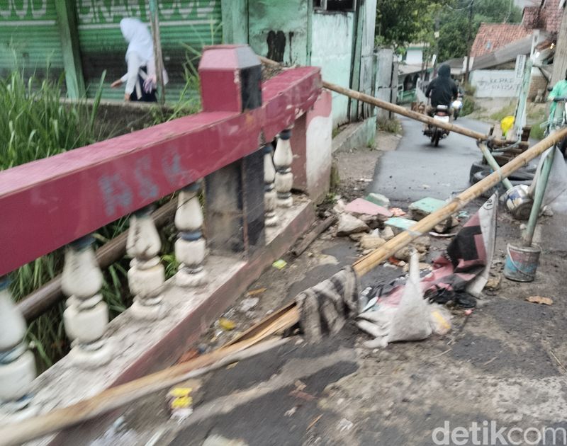 Fondasi jembatan di Kampung Pulo, Cipayung, Depok, rusak.
