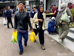 Ngabuburit di Markas Polisi, Warga Bandung Berburu Sembako Murah