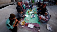 Keluarga Palestina Berbuka di Antara Reruntuhan