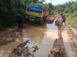 Akses Jalan 2 Desa di Mura Rusak Parah, Ada Warga Sakit Meninggal di Perjalanan