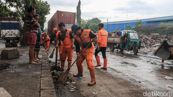 Jalan Marunda Kembali Lancar Usai Sampah Dibersihkan