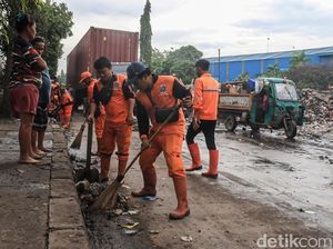 Jalan Marunda Kembali Lancar Usai Sampah Dibersihkan