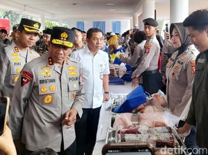 Warga Karawang Serbu Pasar Murah, Daging Sapi Dijual Rp 120 Ribu