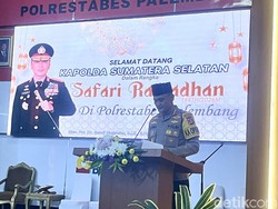 Kapolda Sumsel Bagikan Tali Asih ke Penggali Kubur hingga Anak Yatim