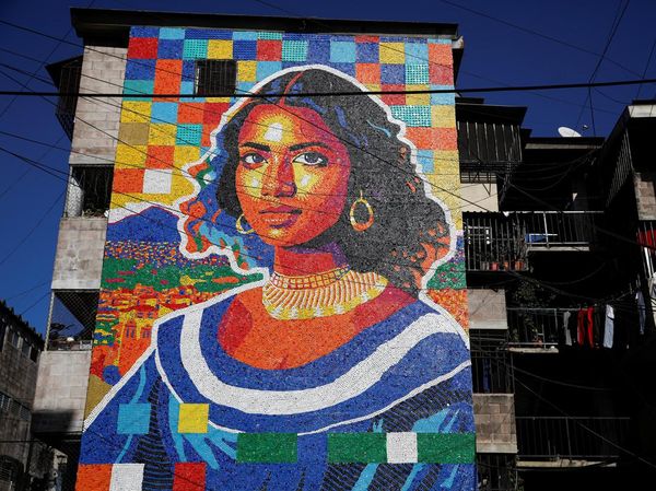 Keren Banget! Mural Mona Lisa dari Tutup Botol Plastik di Mejicanos