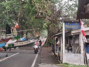 Abrasi Giring Perahu hingga ke Tepi Jalan di Batukaras