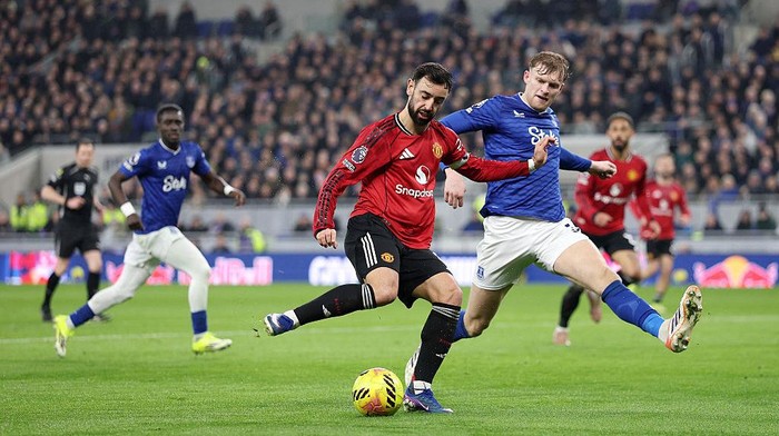 LIVERPOOL, ENGLAND - FEBRUARY 23: Bruno Fernandes of Manchester United is challenged by Jarrad Branthwaite of Everton during the Premier League match between Everton and Manchester United at the Hill Dickinson Stadium on February 23, 2026 in Liverpoo