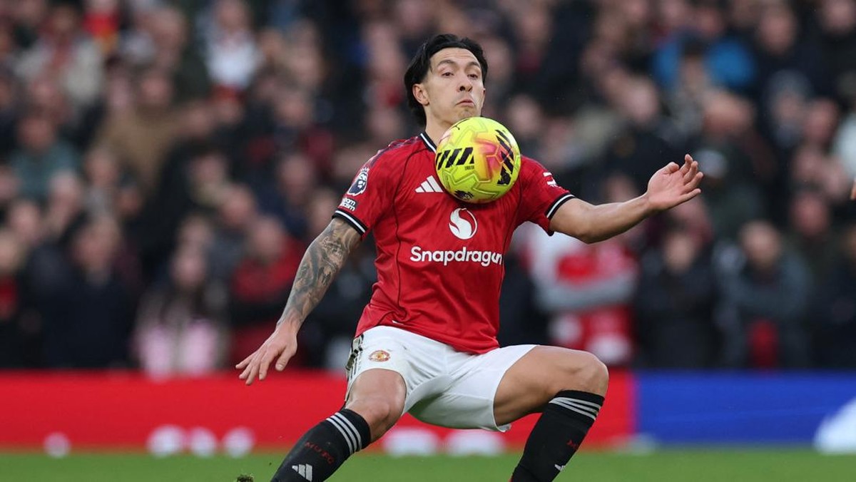 Bek Manchester United Lisandro Martinez menepi dua pekan karena cedera betis. (REUTERS/Phil Noble)