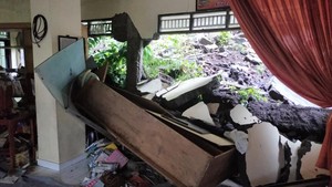 Hujan Picu Longsor di Denpasar Utara, Perpustakaan SD Sathya Sai Tertimbun