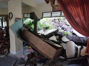 Hujan Picu Longsor di Denpasar Utara, Perpustakaan SD Sathya Sai Tertimbun