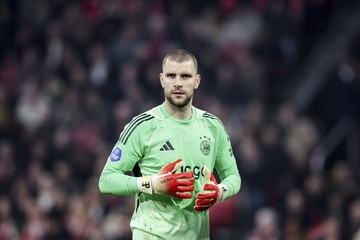 Ter Stegen Belum Datang, Ajax Masih Andalkan Maarten Paes Dulu?