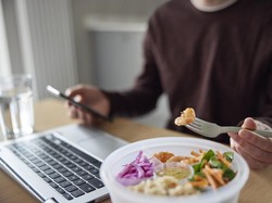 Sering Makan Terburu-buru? Coba 4 Cara Ini agar Lebih Perlahan