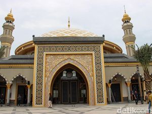 Indahnya Masjid Sultan yang Berdiri di Atas Pulau Buatan