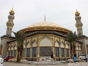 Megahnya Masjid Sultan di PIK yang Punya Keran Air Berwarna Emas