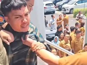Rapat Paripurna DPRD Sulut Ricuh, Oknum ASN Tarik Kerah Baju-Usir Pendemo