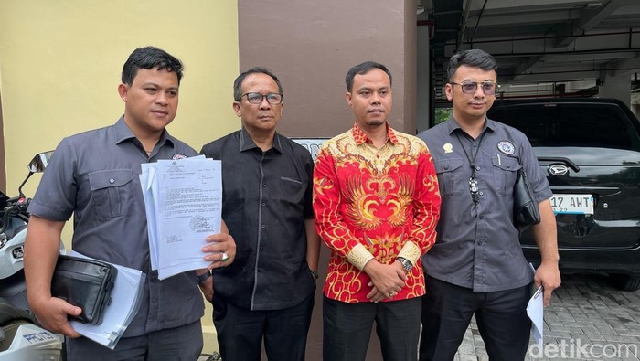 Para pengacara Johnny Lourens saat ditemui usai hasil gelar perkara khusus di Ditreskrimum Polda Jatim