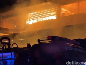 Pasar Rebo Purwakarta Terbakar, Petugas Masih Berjibaku Padamkan Api