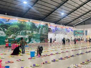 Senangnya Warga Banjarmasin Santap Menu Buka Puasa Baru di Masjid Al-Jihad