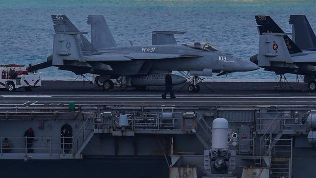 Pesawat-pesawat terparkir di atas kapal induk USS Gerald R. Ford saat tiba di Teluk Souda di pulau Kreta, Yunani, 23 Februari 2026. Pesawat-pesawat terparkir di atas kapal induk USS Gerald R. Ford saat tiba di Teluk Souda di pulau Kreta, Yunani, 23 Februari 2026. (REUTERS/Stelios Misinas)