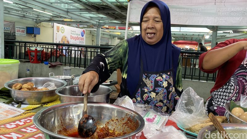 Petis bumbon buatan Istiqomah yang hanya muncul saat Ramadan di Pasar Kuliner Aloon-Aloon Kauman, Kecamatan Semarang Tengah, Kota Semarang, Selasa (24/2/2026). Petis bumbon buatan Istiqomah yang hanya muncul saat Ramadan di Pasar Kuliner Aloon-Aloon Kauman, Kecamatan Semarang Tengah, Kota Semarang, Selasa (24/2/2026).