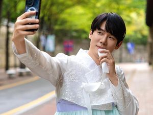 Wajah-wajah Yoo Yeon Seok Kerasukan Hantu di Phantom Lawyer