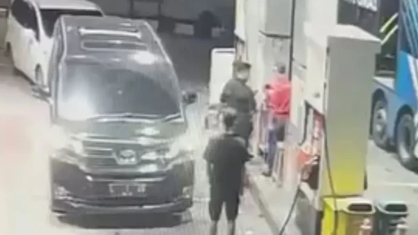 Polisi menangkap JMH, pemukul petugas di SPBU Cipinang, Jaktim. Mobil JMH bernopol bodong alias palsu. (Antara/Dok. Pribadi)