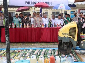 1.435 Botol Miras di Mamuju Dimusnahkan demi Jaga Kamtibmas Saat Ramadan