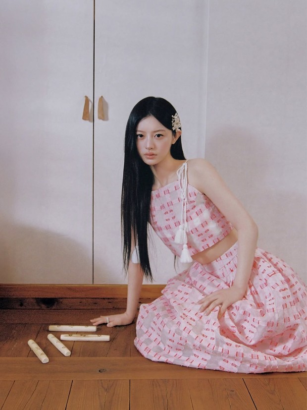 Potret Minju ILLIT memainkan Yut Nori/ Foto: instagram.com/illit_official Minju ILLIT mempermainkan permainan Yut Nori yang populer dimainkan saat perayaan Imlek di Korea Selatan.