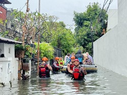 Bali Banjir! Turis-turis di Sanur Terpaksa Dievakuasi Perahu Karet