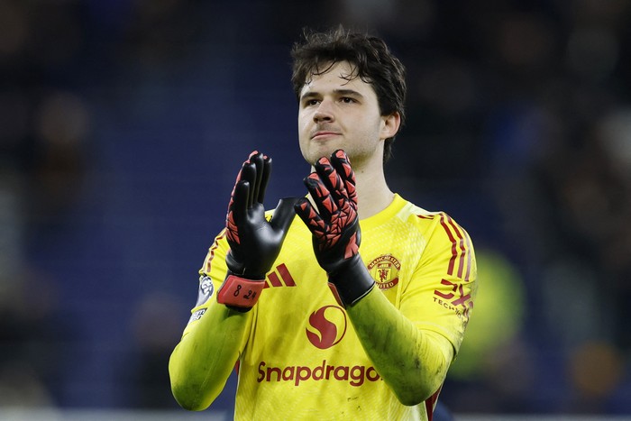 Soccer Football - Premier League - Everton v Manchester United - Hill Dickinson Stadium, Liverpool, Britain - February 23, 2026 Manchester United's Senne Lammens applauds fans after the match Action Images via Reuters/Jason Cairnduff EDITORIAL USE ONLY. NO USE WITH UNAUTHORIZED AUDIO, VIDEO, DATA, FIXTURE LISTS, CLUB/LEAGUE LOGOS OR 'LIVE' SERVICES. ONLINE IN-MATCH USE LIMITED TO 120 IMAGES, NO VIDEO EMULATION. NO USE IN BETTING, GAMES OR SINGLE CLUB/LEAGUE/PLAYER PUBLICATIONS. PLEASE CONTACT YOUR ACCOUNT REPRESENTATIVE FOR FURTHER DETAILS..
