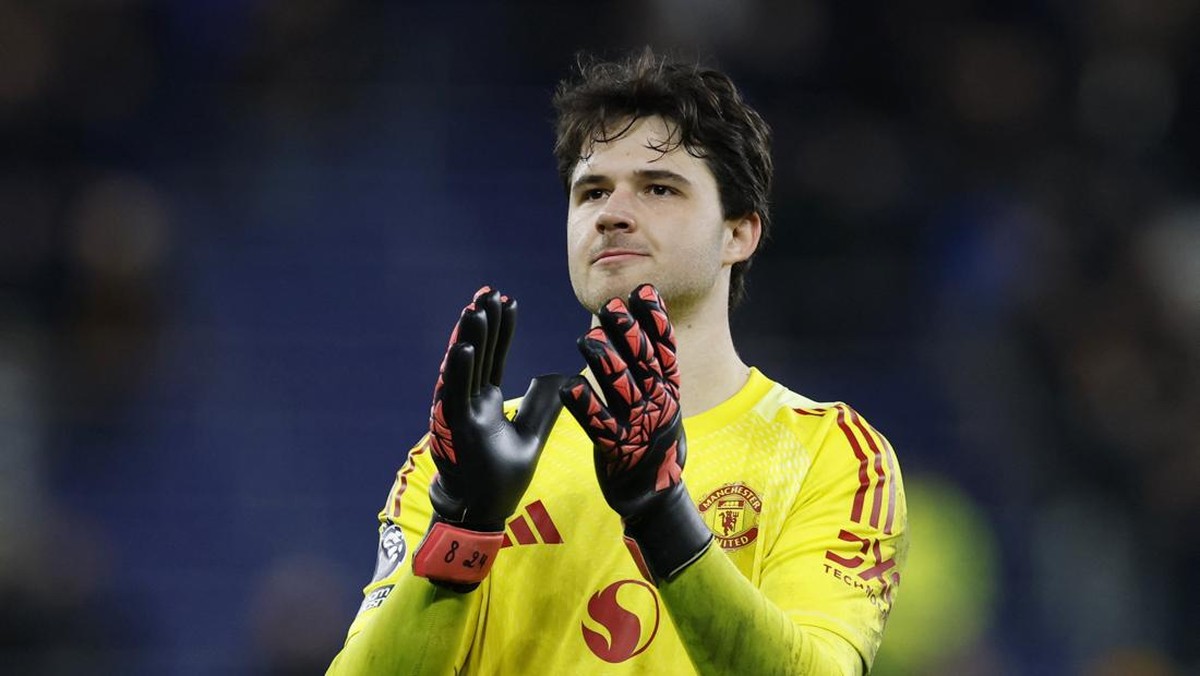 Senne Lammens bikin Manchester United tenang di bawah mistar. (Action Images via Reuters/Jason Cairnduff)