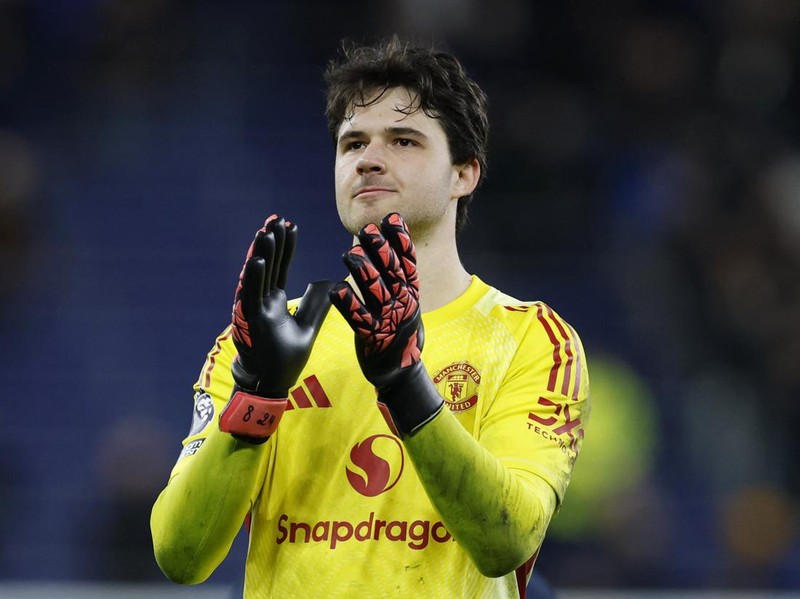 Soccer Football - Premier League - Everton v Manchester United - Hill Dickinson Stadium, Liverpool, Britain - February 23, 2026 Manchester United's Senne Lammens applauds fans after the match Action Images via Reuters/Jason Cairnduff EDITORIAL USE ONLY. NO USE WITH UNAUTHORIZED AUDIO, VIDEO, DATA, FIXTURE LISTS, CLUB/LEAGUE LOGOS OR 'LIVE' SERVICES. ONLINE IN-MATCH USE LIMITED TO 120 IMAGES, NO VIDEO EMULATION. NO USE IN BETTING, GAMES OR SINGLE CLUB/LEAGUE/PLAYER PUBLICATIONS. PLEASE CONTACT YOUR ACCOUNT REPRESENTATIVE FOR FURTHER DETAILS..