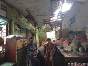 Kisah Pilu Pasutri di Cirebon, Hidup di Bawah Ancaman Rumah Ambruk