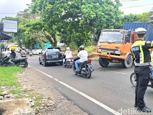 Truk Kontainer Ambles di Jembatan Karang Anyar Tarakan Bikin Macet
