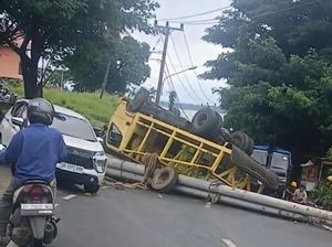 Truk Angkut Tiang Beton Terbalik di ITH Parepare Saat Hendak Bongkar Muatan
