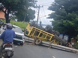Truk Angkut Tiang Beton Terbalik di ITH Parepare Saat Hendak Bongkar Muatan