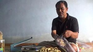 Perajin Rempeyek Koin di Tulungagung Kebanjiran Permintaan saat Ramadan
