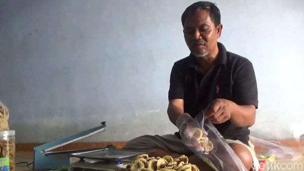 Perajin Rempeyek Koin di Tulungagung Kebanjiran Permintaan saat Ramadan