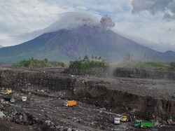 Waspada Hujan Abu Vulkanik, Apa Itu? Ini 5 Pertolongan Pertamanya