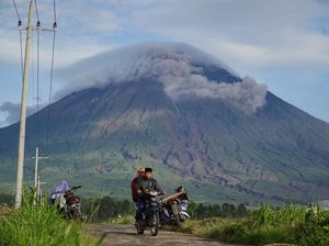Gunung Semeru Erupsi, Kolom Abu Capai 600 Meter