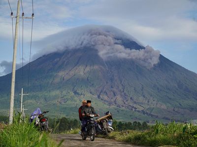 Gunung Semeru Erupsi, Kolom Abu Capai 600 Meter