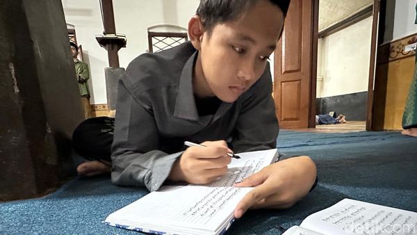 Antusiasme Santri Mengaji Kitab Kuning di Kediri